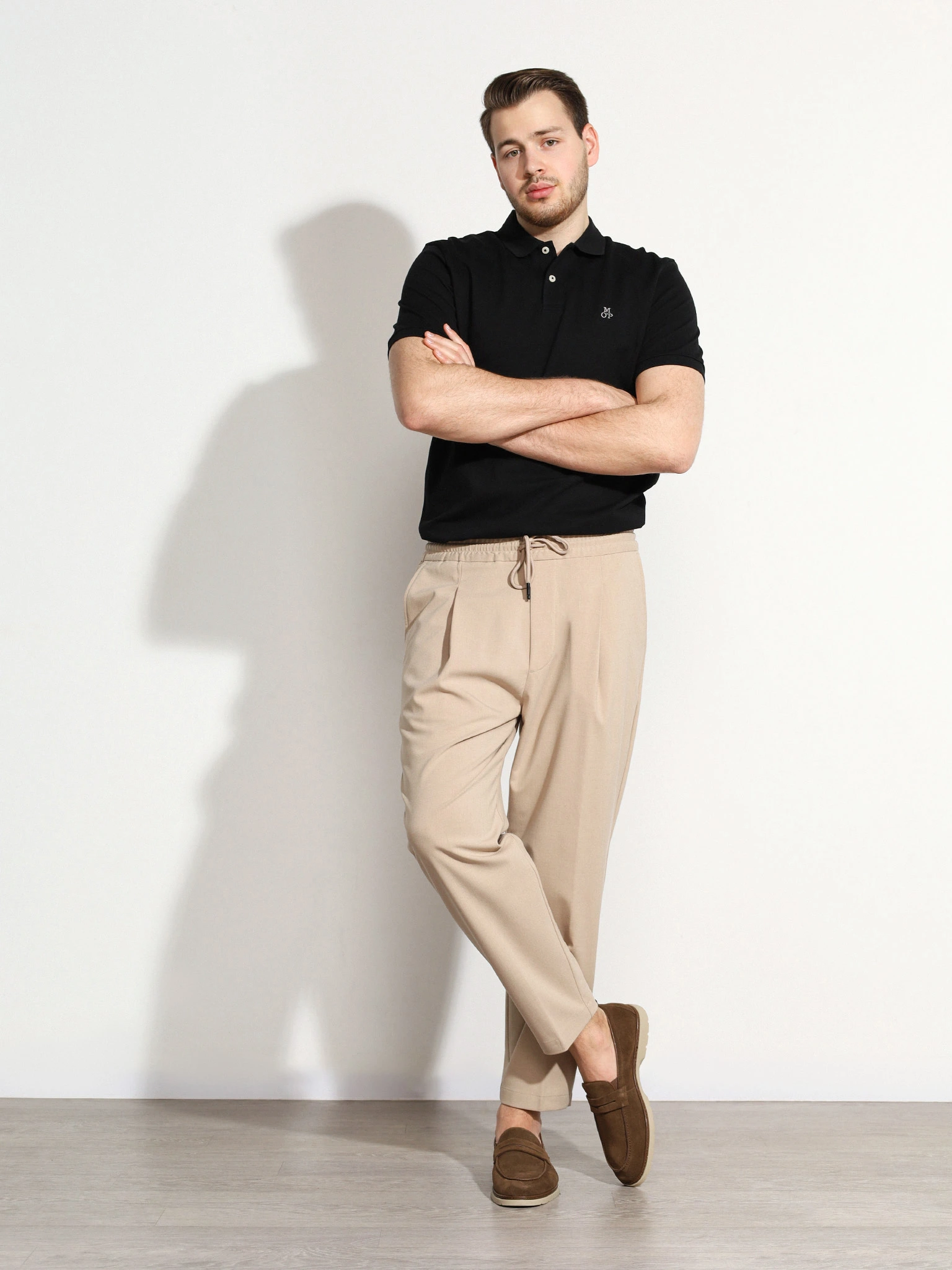 Брюки бежевого цвета прямого кроя без застежки